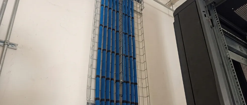 Rack de telecomunicaciones con distribuidor de fibra