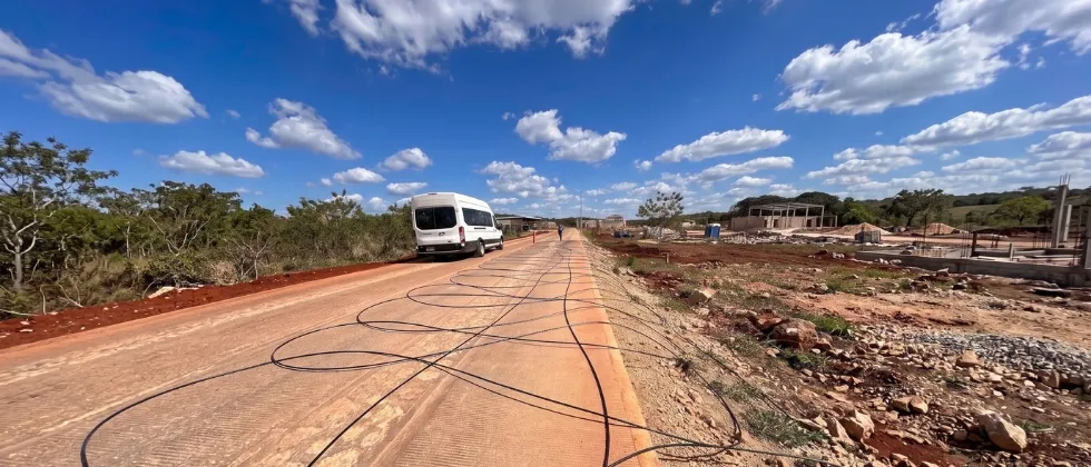 Tendido de fibra óptica en camino de acceso a un desarrollo