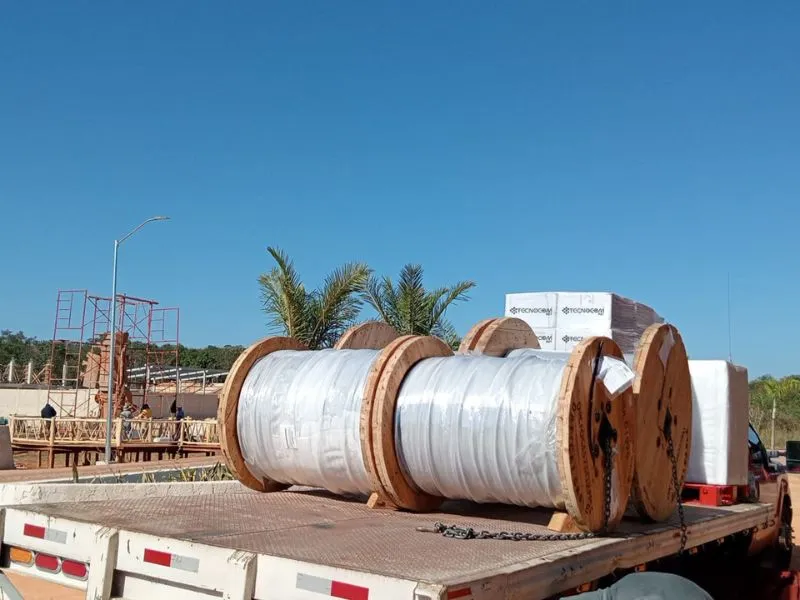 Bobinas de cable de fibra óptica listas para instalarse